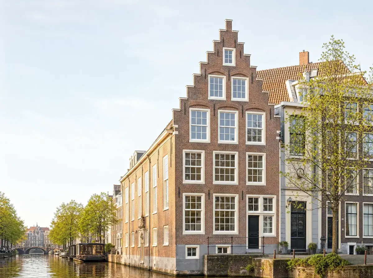 Nederlands grachtenpand met trapgevel bij daglicht